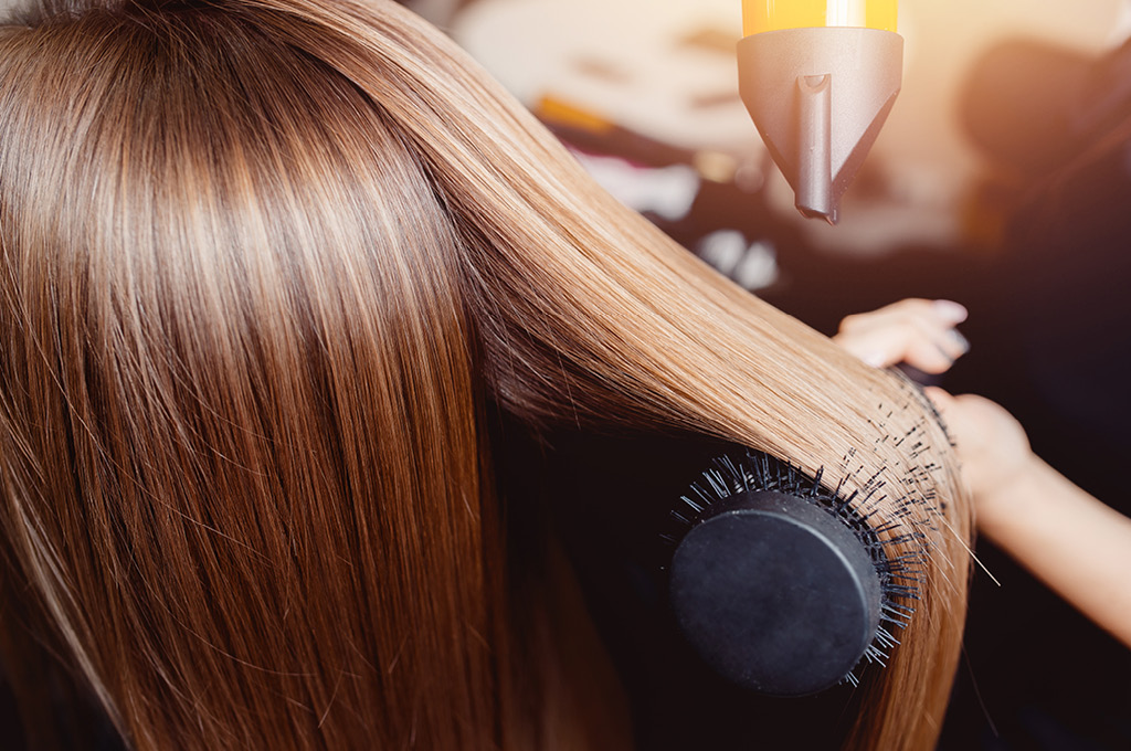 Как выпрямить волосы феном