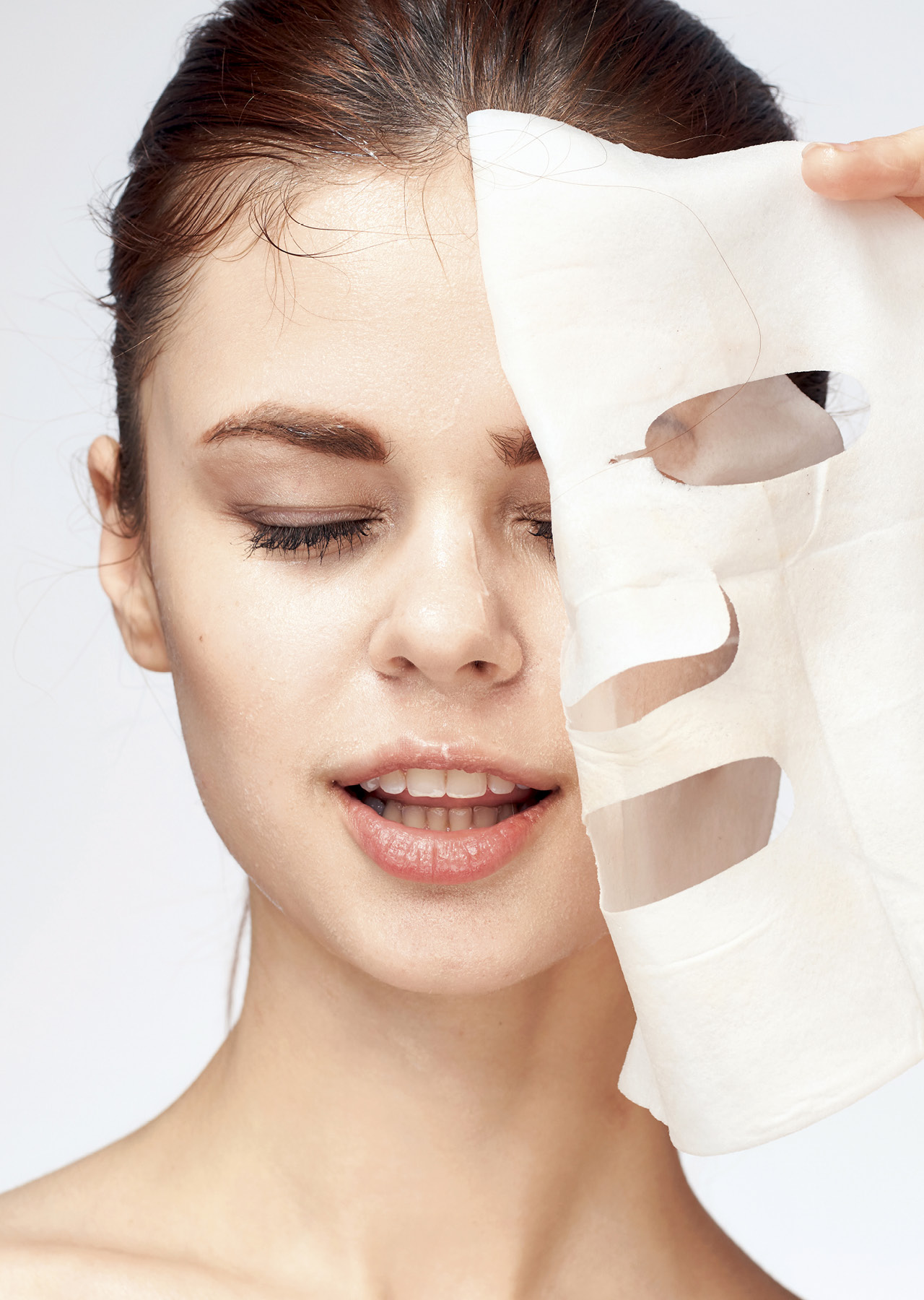 Эффективные тканевые маски. Девушка с тканевой маской на лице. Маска тканевая. Популярные маски для лица тканевые. Бюджетные маски для лица.
