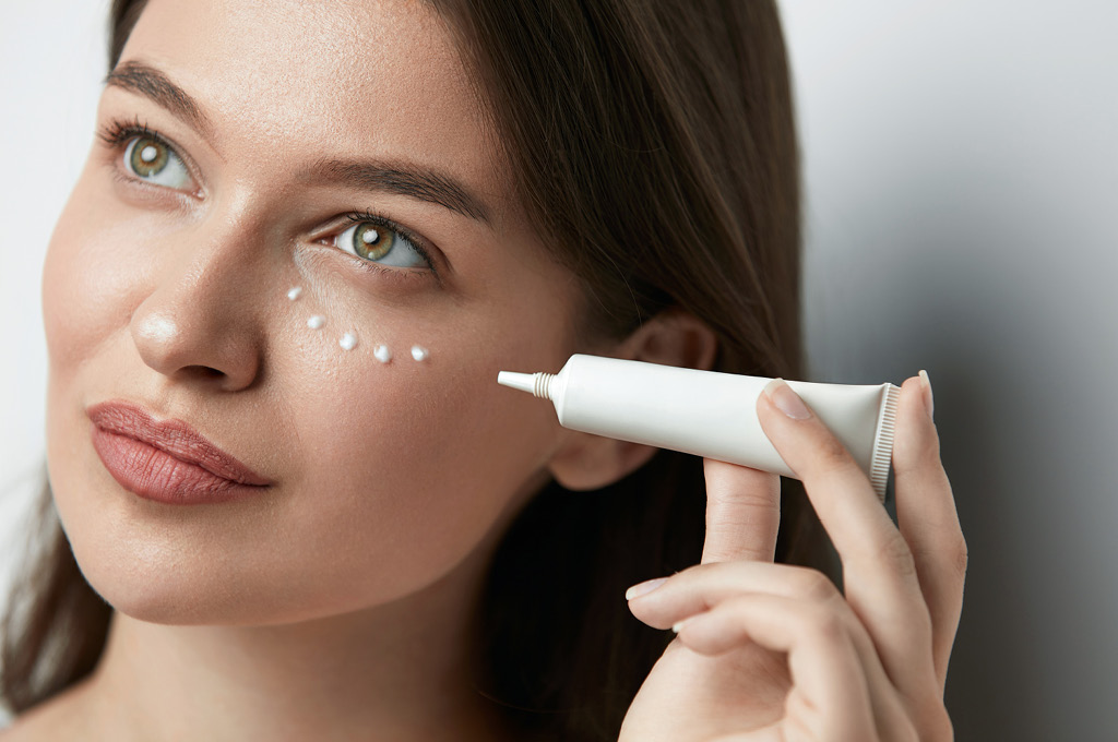 Как подготовить кожу перед макияжем: Область вокруг глаз