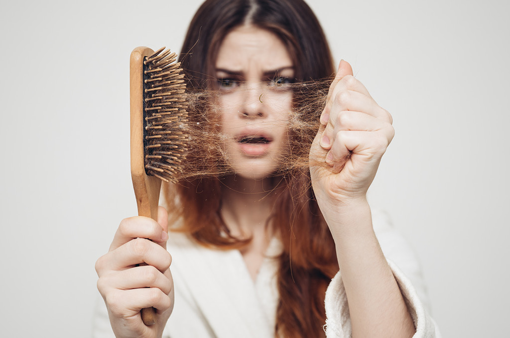 Как расческа может повредить волосы